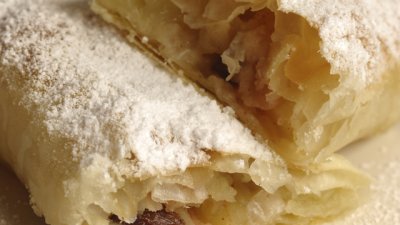 Ябълков щрудел със стафиди