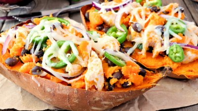 Пълнени сладки картофи с боб и авокадо