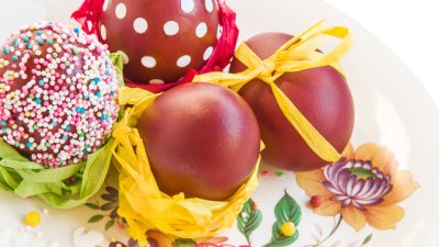 Великденски яйца, декорирани със захарни пръчици