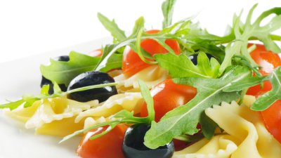 Гръцка салата с паста и пиле