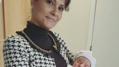 Камелия Воче позира с внучката си