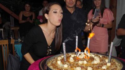 Мика Стоичкова празнува рожден ден с арабско парти