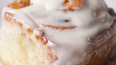 Канелени рула с глазура от крема сирене 