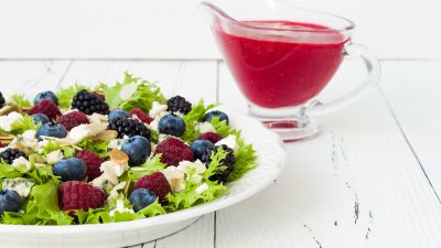Зелена салата с боровинки, малини и козе сирене