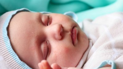 До колко години бебето да спи при родителите?