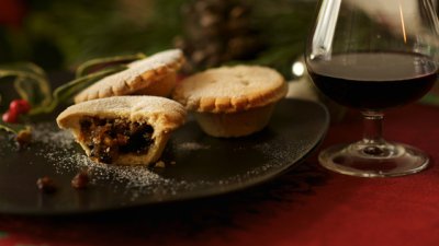 Коледни минипайове със сушени плодове, ядки и ром