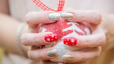 Празничен маникюр с червен лак