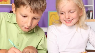 Колко важно е насърчаването на близостта между братя и сестри?