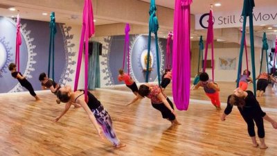 Въздушна йога – новата любима активност на жените