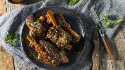 Задушен агнешки джолан с розмарин и магданоз