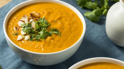 Крем супа със сладки картофи, джинджифил и фъстъчено масло 