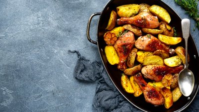 Печени бутчета с пресни картофи и розмарин