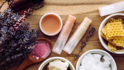 Здравословен домашен балсам за устни с масла и мед