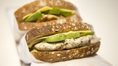 Сандвич „Калифорния“ с пиле и авокадо