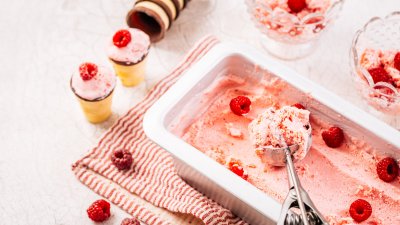 Домашен сладолед с бисквити и малини (без машина)