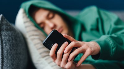 Репликата &bdquo;остави този телефон&ldquo; кара детето да не иска да разговаря с нас