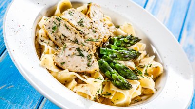 Паста с пиле и аспержи