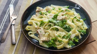 Фетучини алфредо с броколи