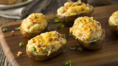 Вкусна лятна разядка: Пълнени картофи с бекон и сирене