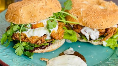 Бургери с лучено баджи и картофени рьощи