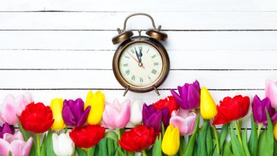 Местим стрелките на часовника с час напред