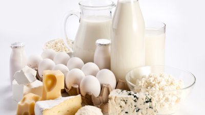 Топло предястие с яйца, сирене и йогурт