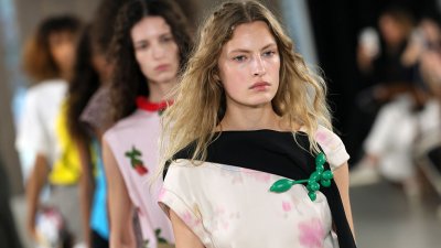 Moschino за пролет/лято 2026: Флорални мотиви и закачливи десени (+Снимки)
