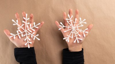 Как да си направите коледни снежинки от клечки за уши?