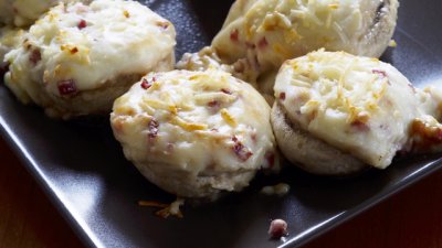 Пълнени гъби с бекон и едам