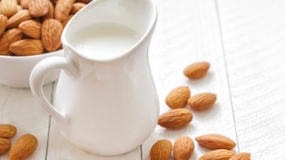 Защо бадемовото мляко е чудесен заместител на животинското? 