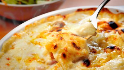 Картофен огретен с лук и кашкавален сос