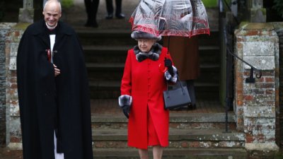 Елизабет II има чадър за всеки тоалет