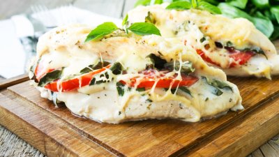 Пълнени пилешки гърди със зеленчуци и моцарела