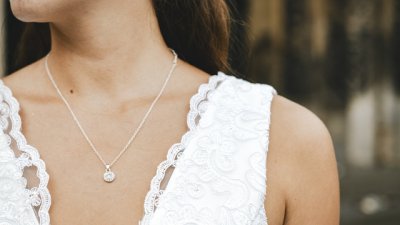 Как да изгладите бръчките по врата и шията? 