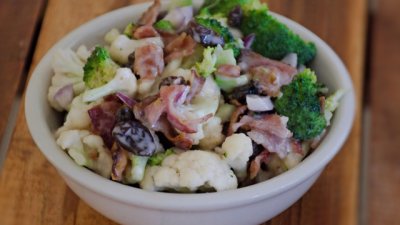 Салата с броколи, карфиол и бекон