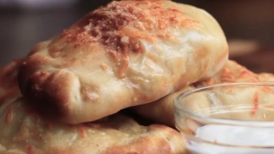 Минипици калцоне с пилешко 