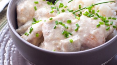 Пиле фрикасе с наденица