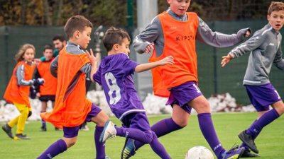 В отбора на „Вълците“ треньорът е приятел на детето и помощник на родителя 