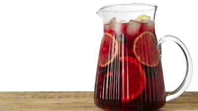 Сангрия с червено вино, плодове и канела