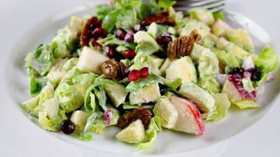 Салата с брюкселско зеле, семена и ябълка 