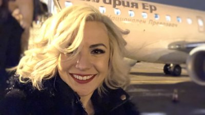 Поли Генова с  миниконцерт в самолет на България Ер 