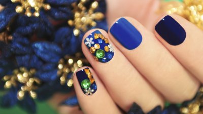 10 идеи за зимен маникюр с блясък