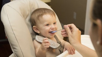 Съвети за хранене на  бебето с лъжица 