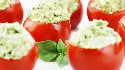 Пълнени чери домати със синьо сирене 