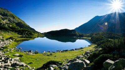 С любимия на почивка в планината