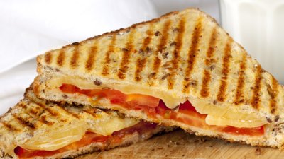 Сандвич с бекон, сирене и домат