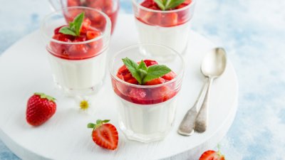 Панакота с бял шоколад и ягодов топинг 