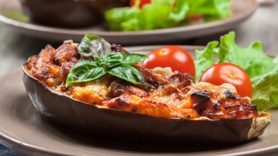 Пълнени патладжани с моцарела и пармезан