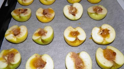 Печени ябълки с мед, орехи и канела