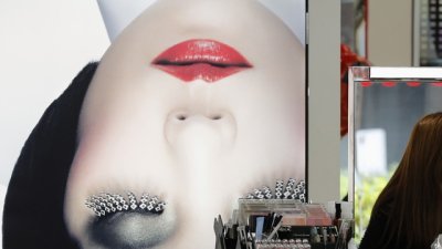 Млада жена живее една година без грим